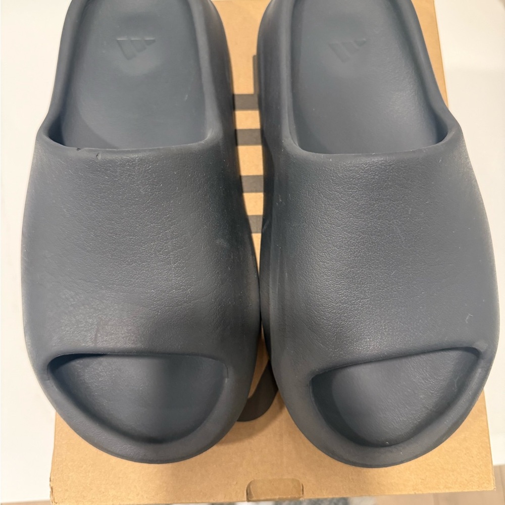 Yeezy slides size 8 dark gray - Picture 4 of 5